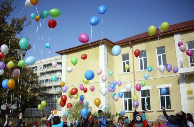100 балона в небето на Добрич, колкото са децата в институции в региона
