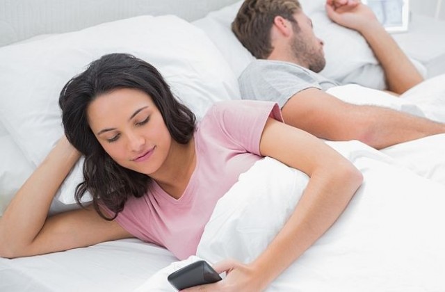 Използването на смартфон след полунощ убива секса