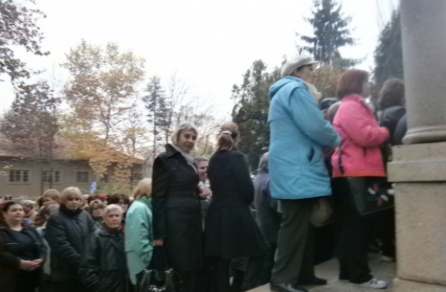 Стотици се стекоха в храм Св. Мина