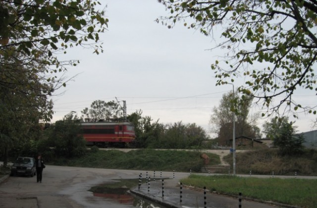 Влак блъсна джип край Червена вода, двама пострадаха