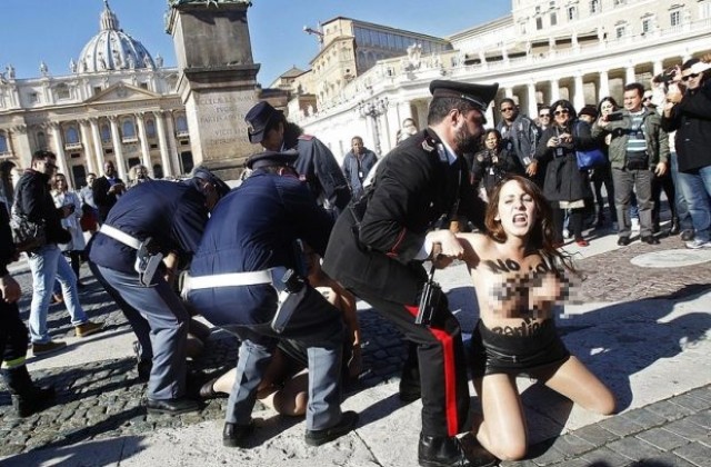 Фемен протестираха във Ватикана с кръстове на задните си части
