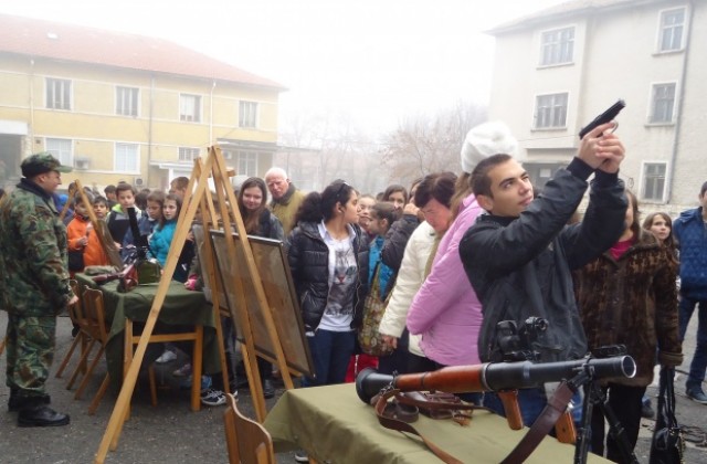 Ученици и граждани разгледаха снаряжението на шуменските войници