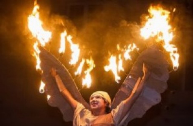 Младежи представят огнен спектакъл на обновения площад Свобода в Търговище