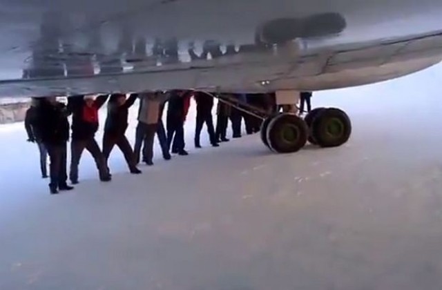 Как се бута самолет Ту-134, за да излети (ВИДЕО)