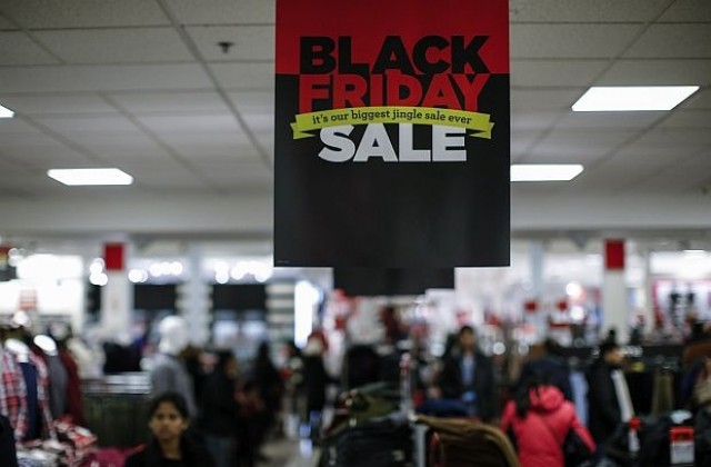 Милиони американци се втурнаха да пазаруват в „Черния петък“