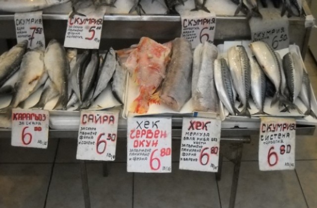 Продавачи на риба се оплакват от слаб интерес за Никулден