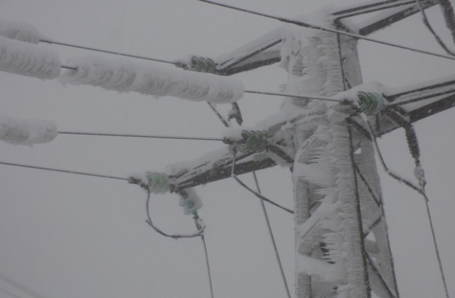 Тежкият сняг причини аварии на тока в 10 общини в северозапада