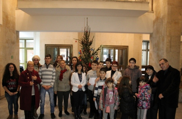 Деца със специални потребности и доброволци украсиха елхата на областната управа в Ловеч