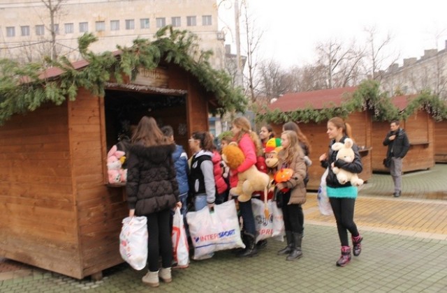 Деца даряват играчките си, за да зарадват свои връстници за Коледа