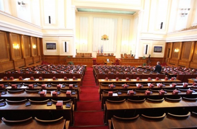 Парламентът разглежда ратификация на договор за заем между България и четири банки