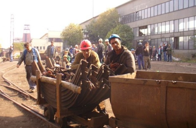 Бургаските миньори прекратиха стачката, изплащат заплатите им