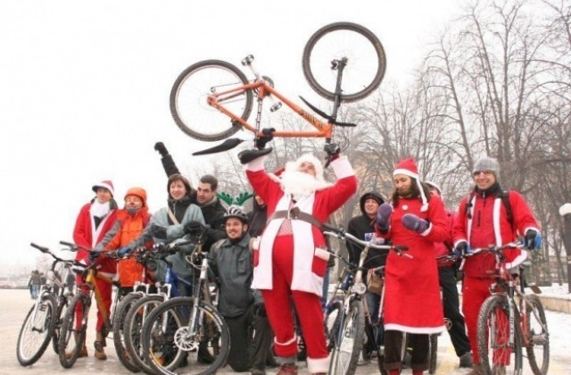 Дядо Коледа на официално посещение с колело в Русе