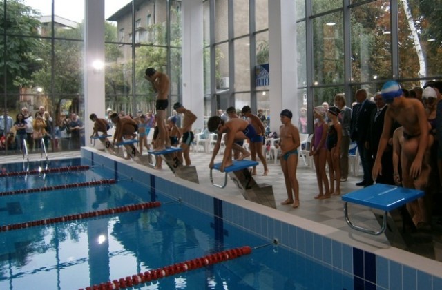 Коледно състезание по плуване организира Аква център - Плевен