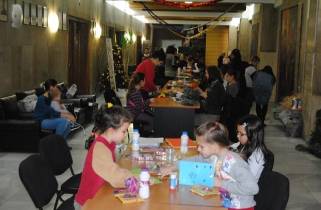 Стотици деца изпълниха на Игнажден сградата на община В. Търново