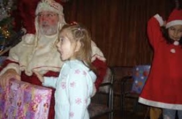Дядо Коледа раздаде подаръци на талантите от ПСК Черно море
