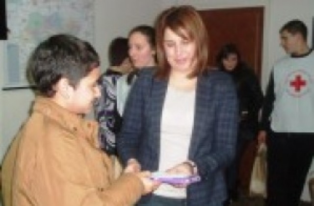 Децата без родители в Дряново с подаръци от Общината