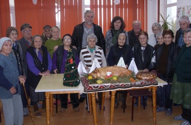 Ученици и студенти от община Тунджа зарадваха хората в Дома за стари хора в Болярско