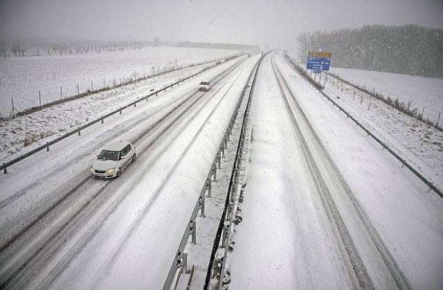 Снеговалежи предизвикаха хаос в Европа