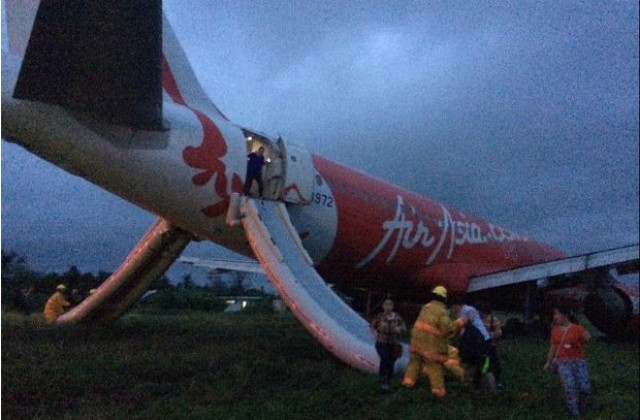 Самолет на ЕърЕйша Зест излезе от пистата при кацане, няма пострадали