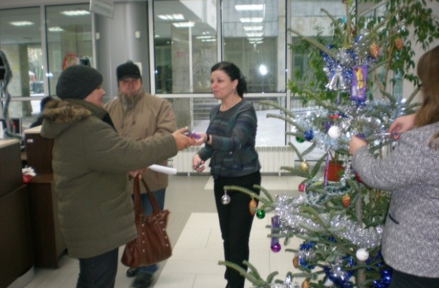 НАП Добрич почерпи с шоколад първите данъкоплатци за 2015 г.