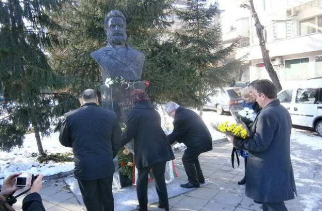 Плевенските управници поднесоха цветя на паметника на Ботев