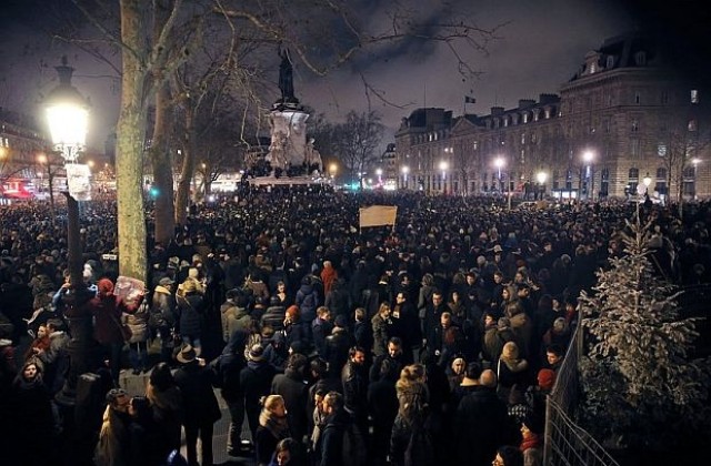 Хиляди на митинг в Париж в памет на жертвите от атентата в „Шарли Ебдо”
