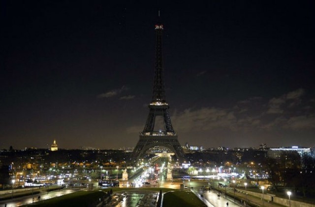 Айфеловата кула угасна в памет на загиналите в Париж