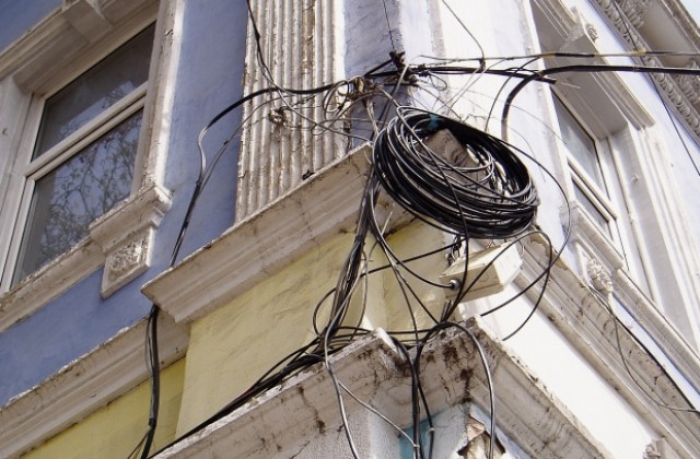 Нови улични кабели се появяват на мястото на отрязаните в „Приморски”