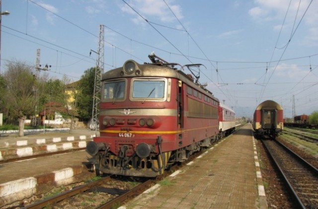Областният управител и синдикатите търсят възможности за оптимизация на движението на влакове в Шуменско
