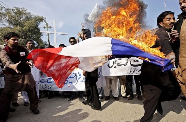В Афганистан изгориха френското знаме, скандирайки Смърт за Франция