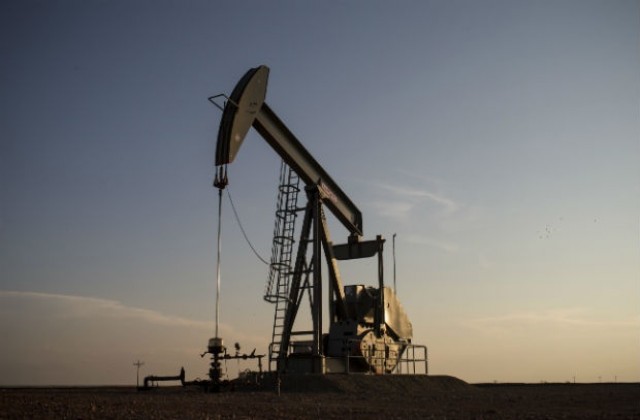 Спадащите цени на петрола удрят Венецуела, Иран и Русия