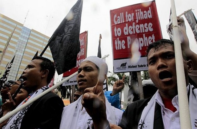 Демонстранти поискаха французите да бъдат изгонени от Индонезия
