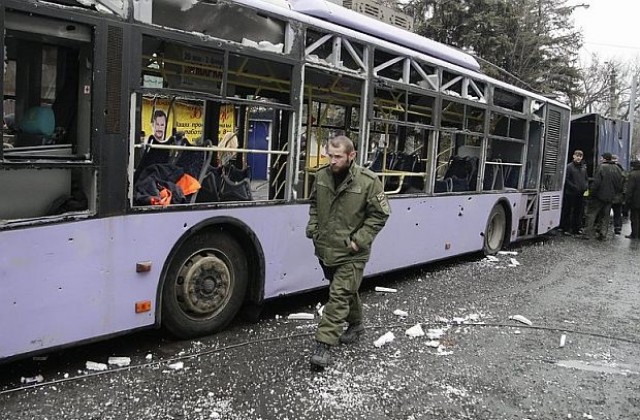 13 души загинаха при обстрел на трамвайна спирка в Донецк