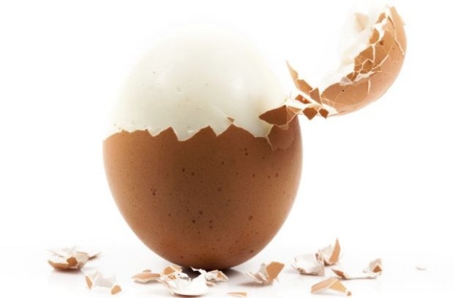 Как се бели яйце за 5 секунди (ВИДЕО)
