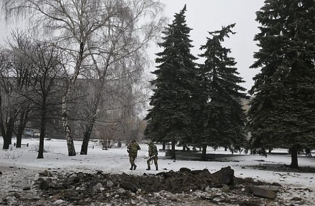 Дядо Мраз с пола кръстосва Източна Украйна, за да помага на хората