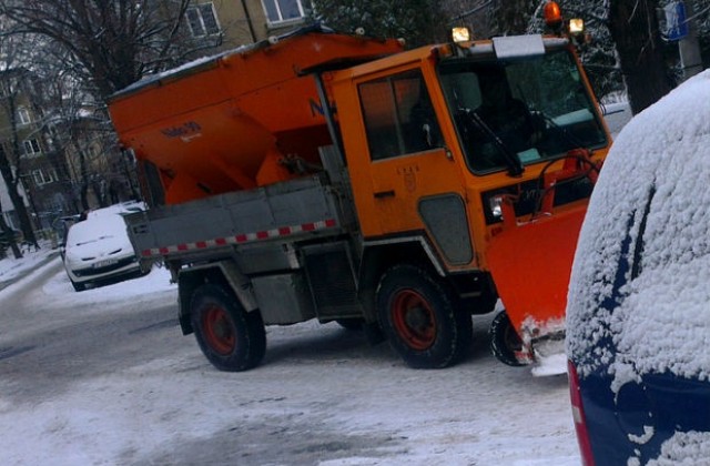 Снегопочистващи машини обработват улиците срещу заледяване
