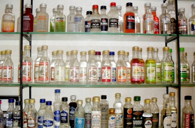 Трезвеник пази колекция от хиляди минибутилки с алкохол (СНИМКИ)