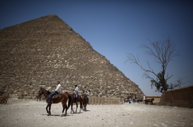 Затварят Хеопсовата пирамида за реставрация
