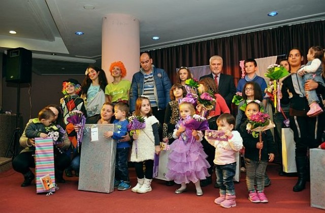 23 подаръка на рожденици раздаде кметът Денчо Бояджиев