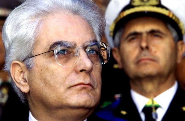 Серджо Матарела - мъжът в сиво, който е фаворит в надпреварата за президентския пост на Италия