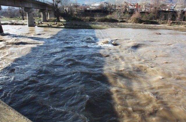 Теч на нафта от детска градина замърси водите на река Черна