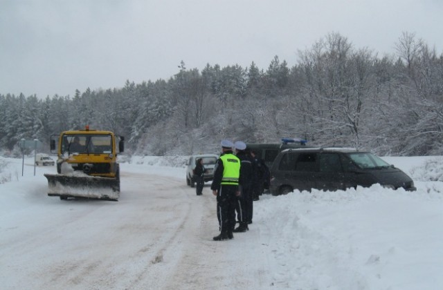 Пътни полицаи проверяват рисковите пътни участъци в началото на всяка смяна