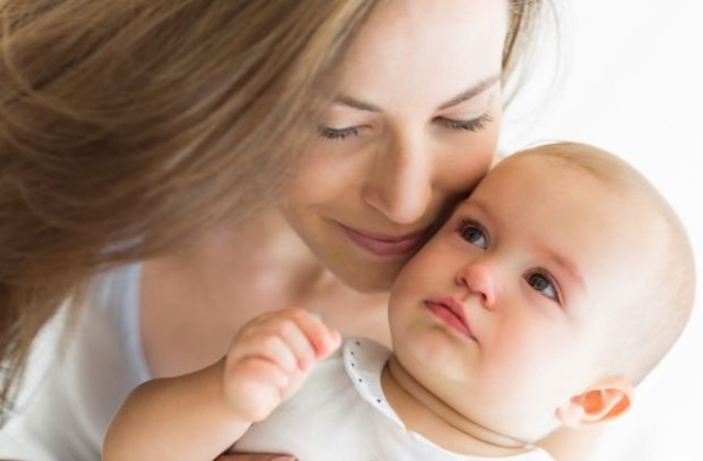 Родителите да не общуват с пеленачетата на бебешки език