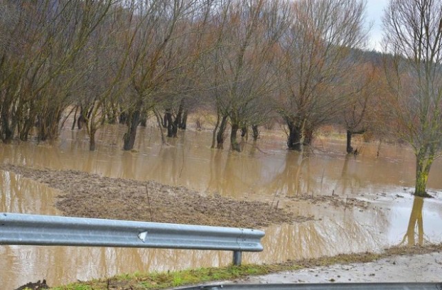 Реки и язовири преливат в Шуменско, наводнени са къщи и пътища в региона