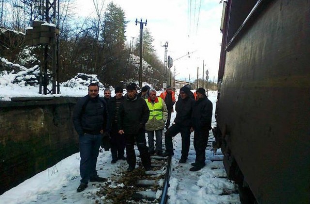 Екипи на НКЖИ продължават с възстановителните дейности по железопътната инфраструктура