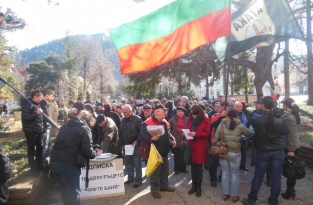 Десетки кюстендилци излязоха на протест против продажбата на Чифте баня