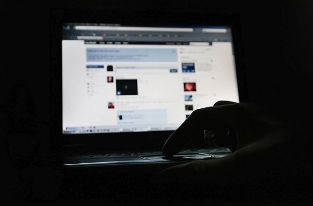 Порновирус „превзема профили във Фейсбук