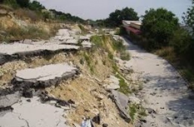 Няма пропаднали къщи заради свлачището в Кипарис