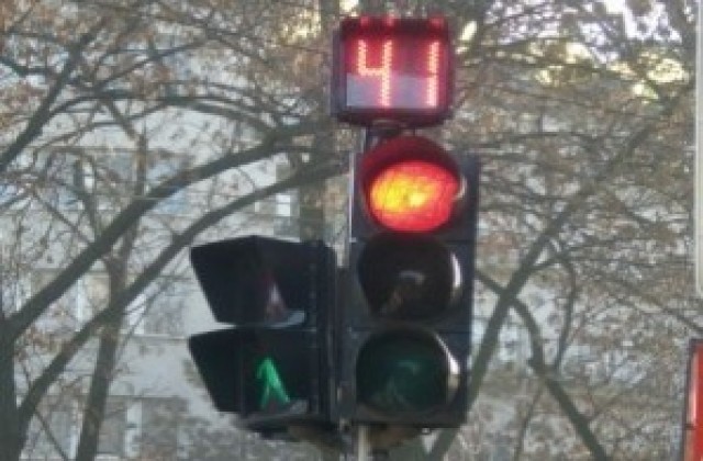 Ремонтират светофарни уредби по проект