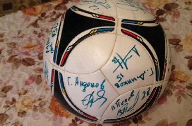 „Берое“ дари подписана топка от финала за Купата за „Надежда за Иванко“